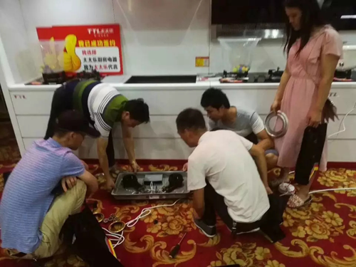 2018太太樂廚衛(wèi)電器衡陽區(qū)域財(cái)富盛宴現(xiàn)場簽約15位新客戶