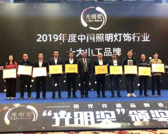 曼科“詩朗”系列新品即將上線，業(yè)界對這個(gè)老電工品牌充滿期待