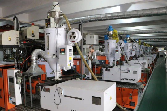 曼科“詩朗”系列新品即將上線，業(yè)界對這個(gè)老電工品牌充滿期待