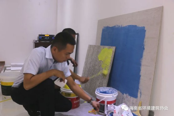 海南環(huán)建協(xié)會(huì)、巴中商會(huì)、堿克瓷磚背膠簽署三方合作協(xié)議